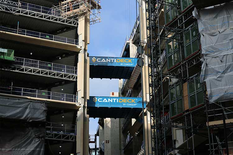 cantideck loading platform used as a bridge at bloomberg building